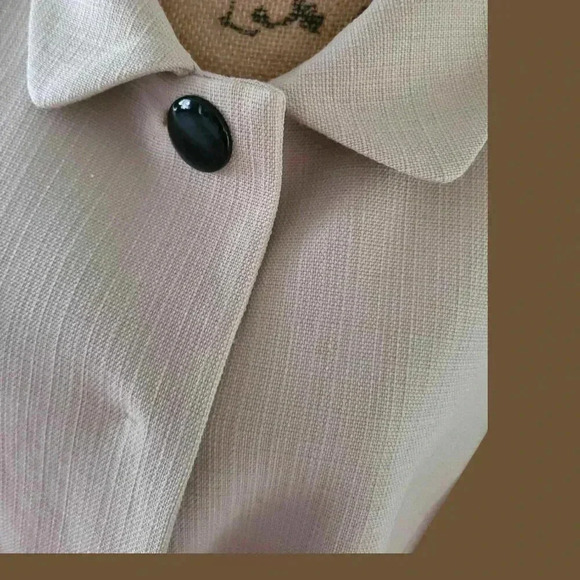 Jackie O. Cropped Blazer jacket in tan - Picture 5 of 6